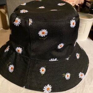 New authentic Alice + Olivia White Bucket Hat